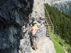 schmaler Felspfad mit Seilsicherung auf der Route des Klettersteig Pinut