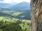 Klettersteig Pinut - Sicht vorbei an der Felsnadel auf den Crestasee