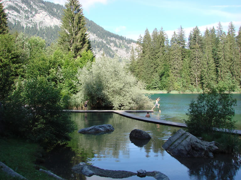 Baden im noch kühlen Crestasee 