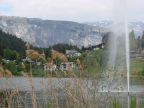Ausblick in Richtung Berge, im Vordergrund Wasserfontne