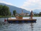 Floss auf dem Laaxersee - im Hintergrund Laax-Dorf