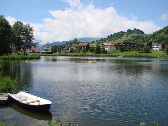 Blick über den Laaxersee mit Boot