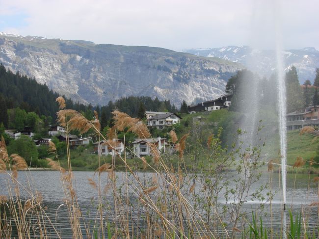 Ausblick in Richtung Berge, im Vordergrund Wasserfontne