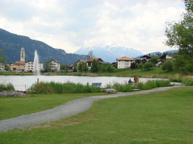 rund um den See fhrt ein beleuchteter Spatzierweg 