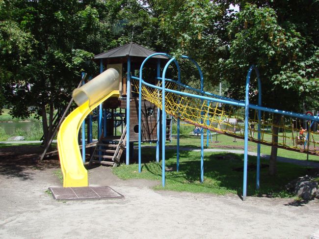 Kinderparadies - Teil des Kinderspielplatzes zwischen Restaurant und See