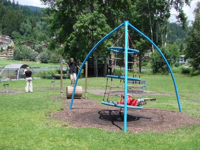 Kinderspielplatz in Laax-Dorf am See