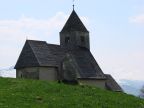 Kirche mit Menhir