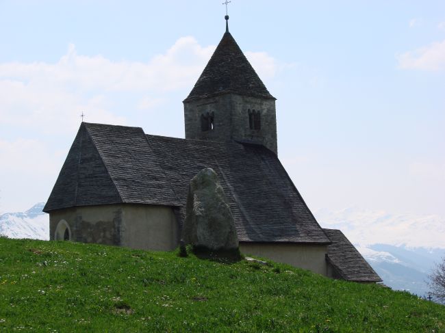 Kirche mit Menhir