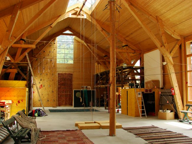 Einblick in das Hochseilzentrum Flims das in der ehemaligen Reithalle des Park Hotels Waldhaus realisiert wurde
