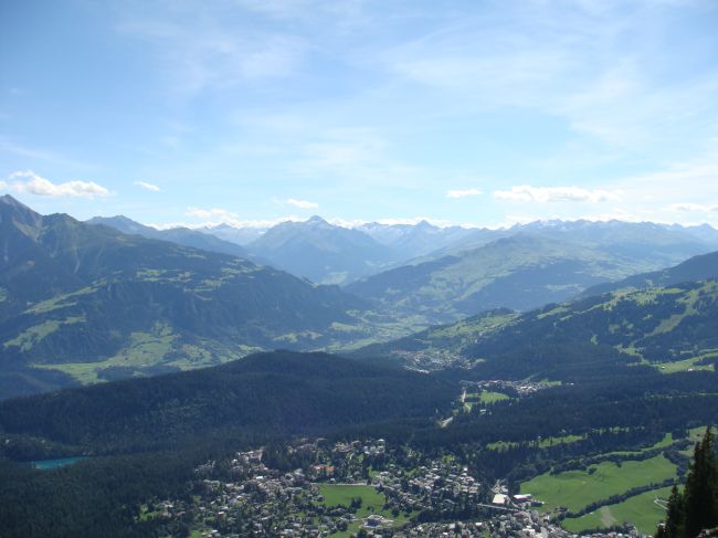 Pinut: Ausblick vom Klettersteig hinunter auf Flims, Murschetg und Laax