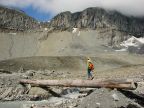 steiniger Wanderweg hinauf Richtung Segnespass und Martinsloch