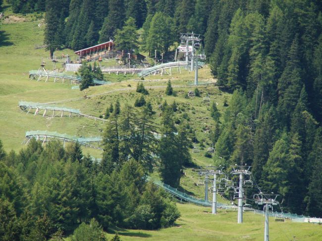 Blick hinauf zur Alp Pradaschier - Rodelbahn bei Churwalden, Lenzerheide