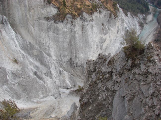 Blick hinunter in die Rheinschlucht
