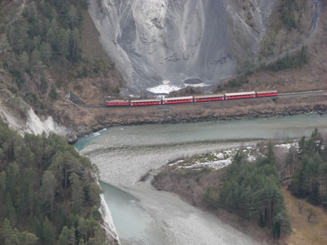 Rheinschlucht (Ruinaulta) - Ruinaulta mit RhB-Zug