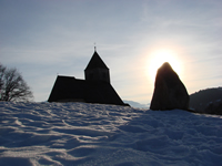 Kirche St. Remigius bei Megalithenanlage